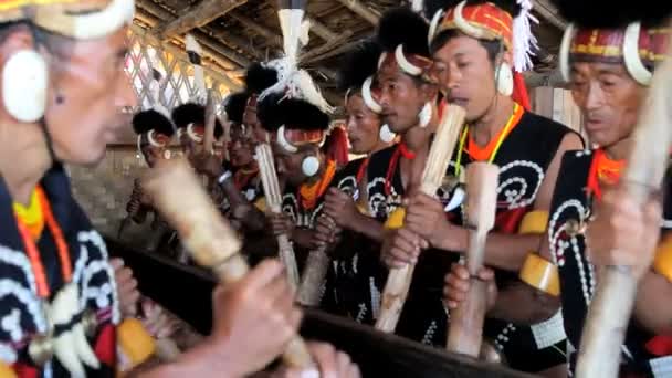 Tribu Chang golpeando tambores — Vídeo de stock
