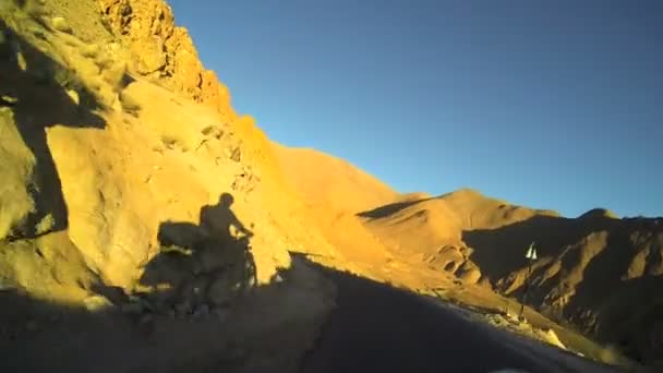 Rider in beweging afsteekt bij zonsondergang — Stockvideo