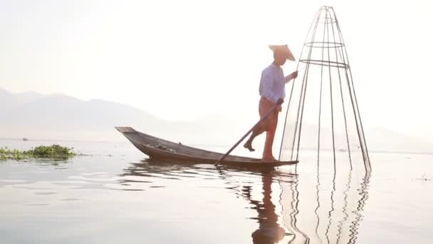 Pesca do pescador em Inle Lake — Vídeo de Stock