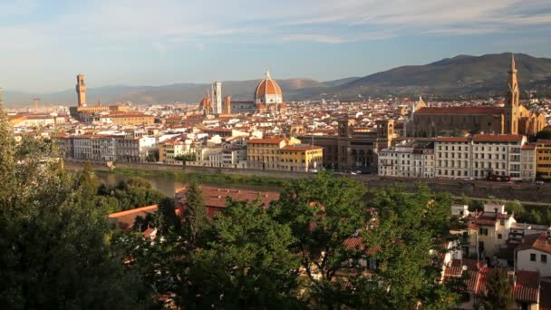 Widok na wspaniałe podwyższone miasto Florencja rzeki Arno — Wideo stockowe