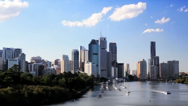 Río Brisbane y horizonte de la ciudad — Vídeo de stock