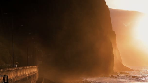 Túnel rodoviário através de penhascos rochosos ao pôr do sol — Vídeo de Stock