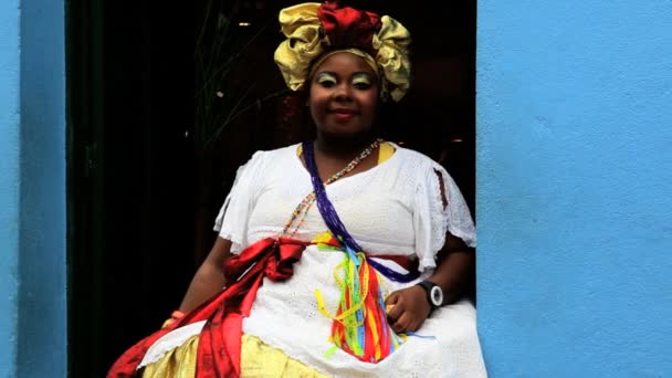 Vestido tradicional usado por la mujer bahiana Pelourinho — Vídeo de stock