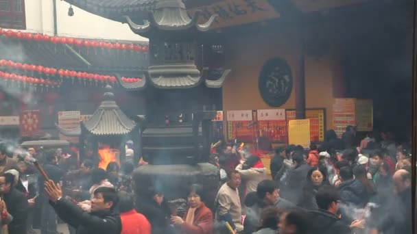 Chinese mensen branden van wierook in de Jade Buddha Temple — Stockvideo