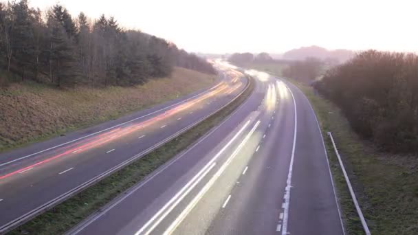 Coches en la carretera — Vídeo de stock