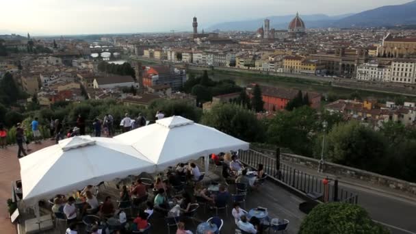 Människor i restaurang Piazza Del Michelangelo — Stockvideo