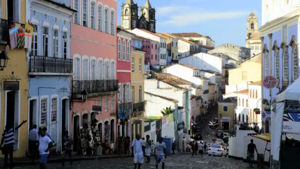 Personas que visitan el centro histórico Pelourinho — Vídeo de stock