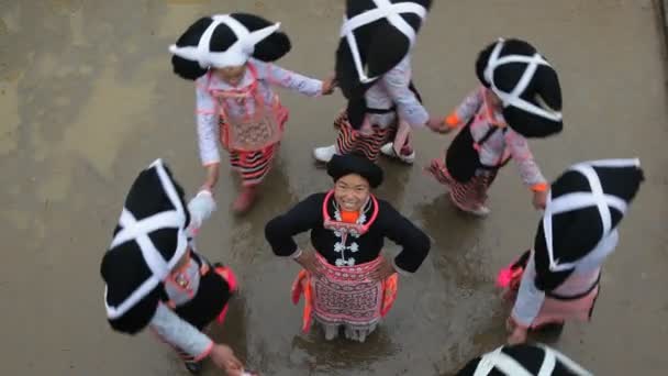 Lokale tanzende Mädchen in traditionellen chinesischen Kostümen — Stockvideo