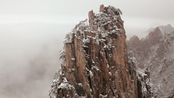 Snö faller i dimmiga gula bergen — Stockvideo