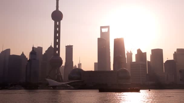 Zonsopgang boven de Oriental Pearl Tower — Stockvideo