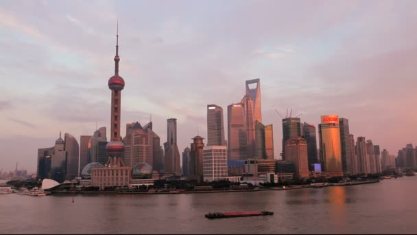 Shanghai zonsondergang met de Oriental Pearl Tower — Stockvideo