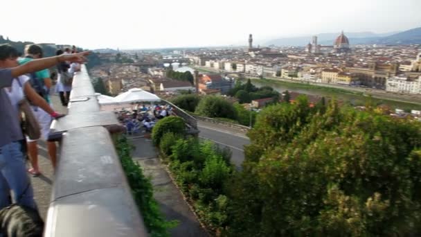 Personas viendo Florencia desde Piazza Del Michelangelo — Vídeo de stock