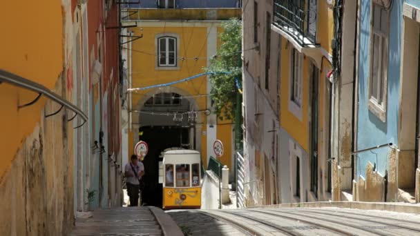 Straßenbahn fährt auf Schmalspurgleisen — Stockvideo