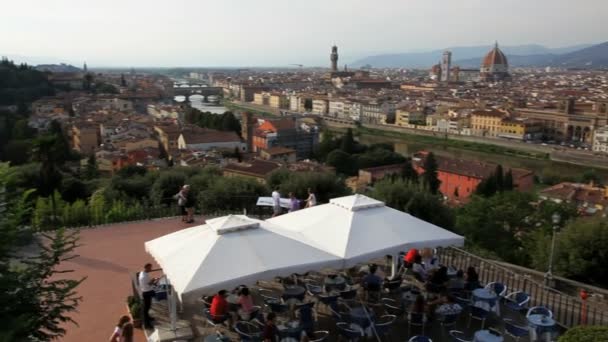 Menschen sehen Florenz von der Piazza del Michelangelo aus — Stockvideo