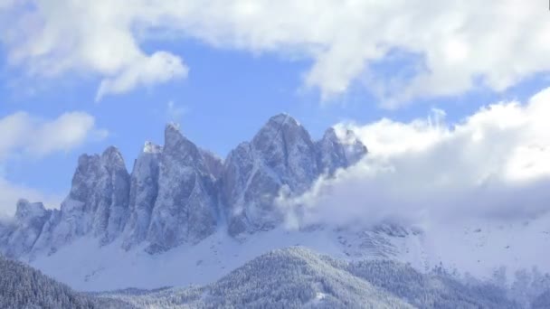Сцена с зимними горами — стоковое видео