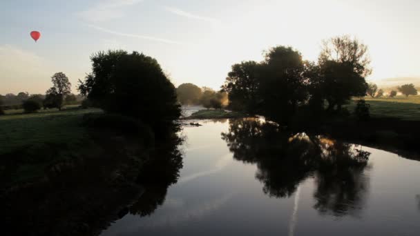 Sıcak hava balonu nehir Usk üzerinde gündoğumu — Stok video