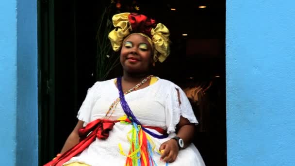 Bahian kadın Pelourinho tarafından giyilen geleneksel kıyafet — Stok video