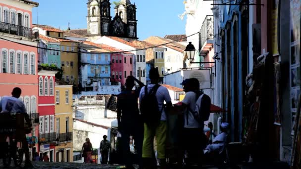 Touristen im historischen Zentrum von Pelourinho — Stockvideo