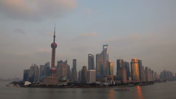 Günbatımı Oriental Pearl Tower — Stok video