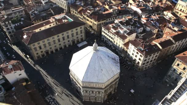 Verhoogde weergave van doopkapel Piazza San Giovanni — Stockvideo