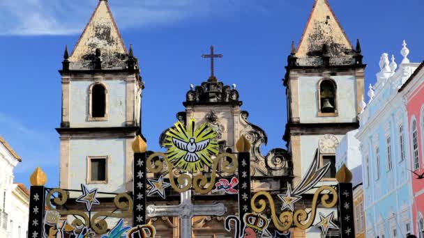 Historische kirche im zentrum von pelourinho — Stockvideo