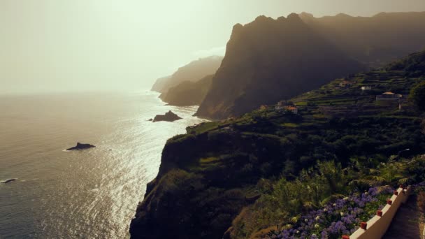 Okyanus manzarası, deniz kayalıklarla kuzey kıyı bölgesinin Madeira Adası — Stok video