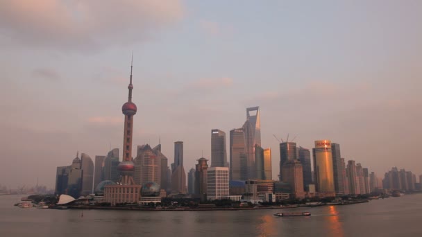 Puesta de sol sobre Oriental Pearl Tower — Vídeo de stock