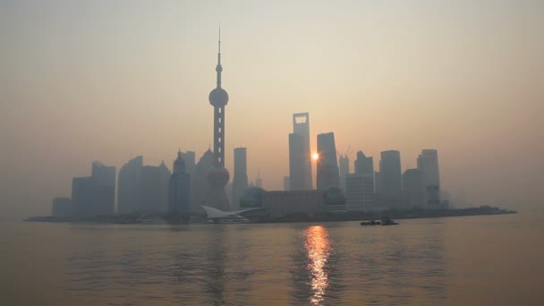 Salida del sol sobre la moderna ciudad de Shanghai — Vídeo de stock