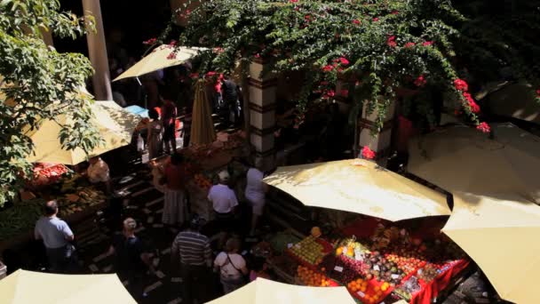 Mercado exterior de frutas y hortalizas frescas — Vídeos de Stock