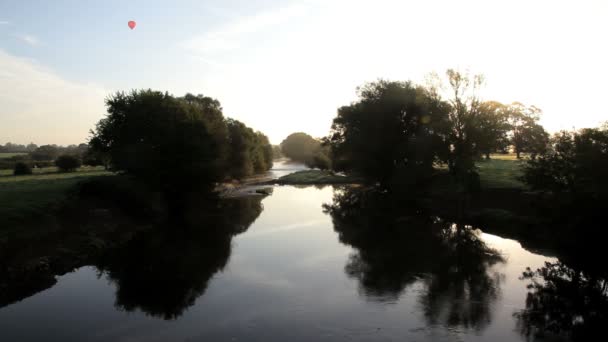 Hete luchtballon bij zonsopgang boven de rivier Usk — Stockvideo