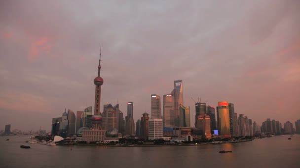 Puesta de sol en Shanghai con la Torre Oriental Pearl — Vídeos de Stock