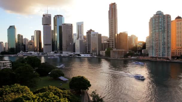 De skyline van de stad van Brisbane in de schemering — Stockvideo