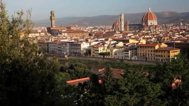 Widok na wspaniałe podwyższone miasto Florencja rzeki Arno — Wideo stockowe