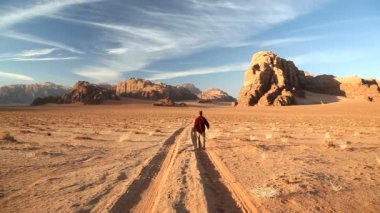 Wadi Rum erkek yürüyen çöl kumtaşı izlemek