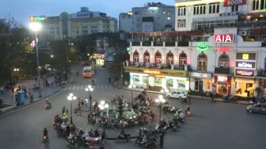 Bac Dinh Meydanı alacakaranlıkta araç trafiğine aydınlatılmış