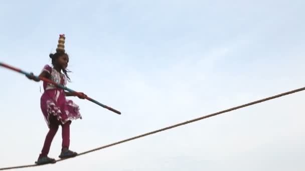 Jeune femme funambule sur la plage — Video