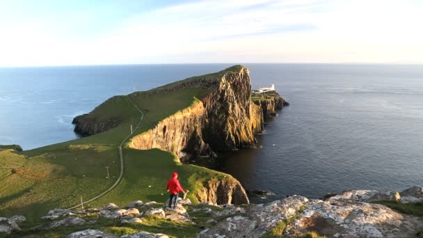 Walker réalisant le phare Neist — Video