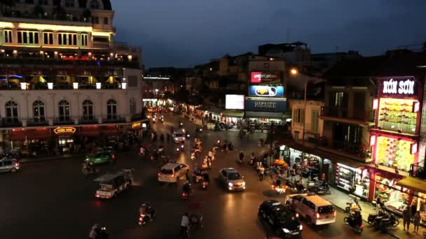 Bac Dinh cuadrado iluminado atardecer tráfico de vehículos — Vídeos de Stock