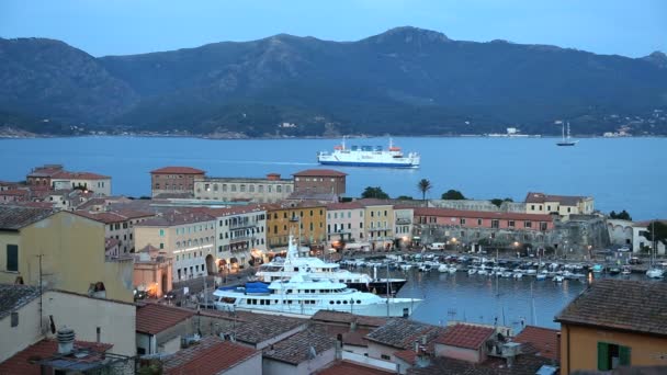 Portoferraio hamnen skymning yachts — Stockvideo