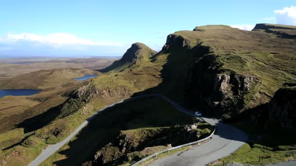 Voertuig rijden op Schotse highland weg — Stockvideo