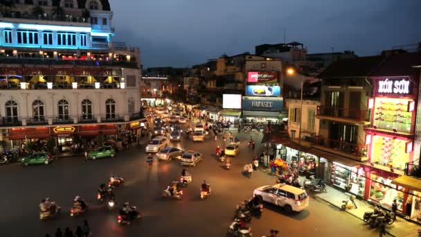 Araç trafiğine Bac Dinh kare aydınlatılmış — Stok video