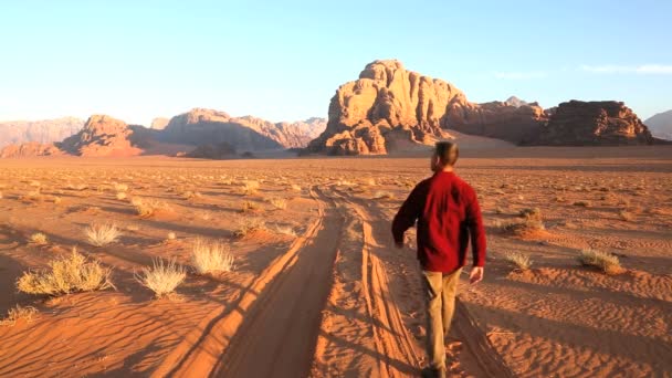 Hombre caminando en el desierto — Vídeo de stock