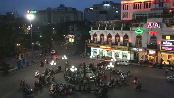 Tráfico de vehículos iluminado plaza Bac Dinh — Vídeo de stock