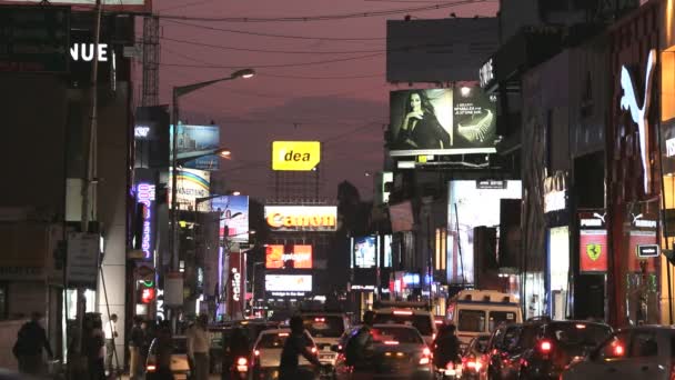 Ocupada rua comercial iluminada — Vídeo de Stock