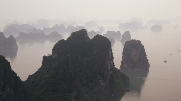 De manhã cedo névoa Ha Long Bay — Vídeo de Stock