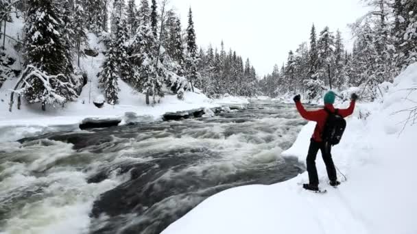 Caminante masculino con raquetas de nieve — Vídeos de Stock