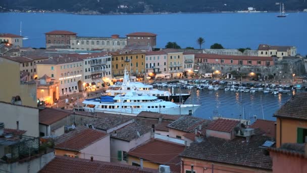 Luxury yachts anchored at Portoferraio harbour — Stock Video