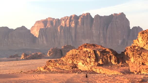 Lone beduin promenader dalen av månen — Stockvideo