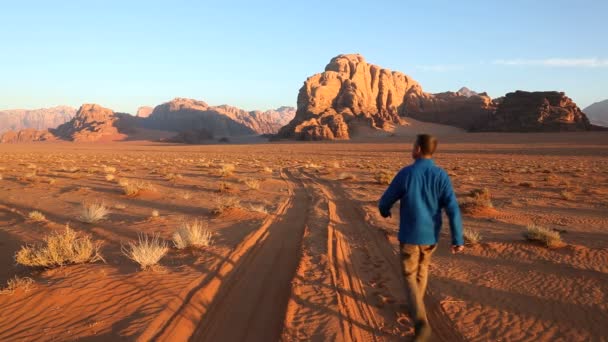 Wadi Rum erkek yürüyen çöl kumtaşı izlemek — Stok video