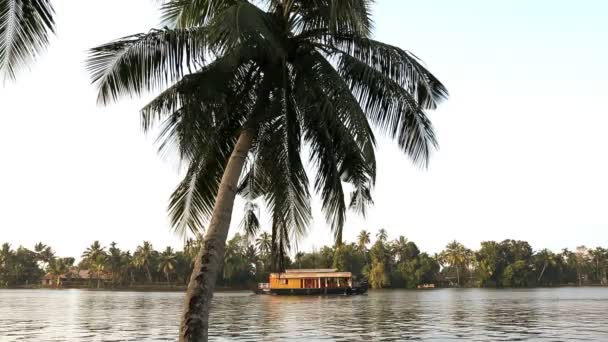 Maison traditionnelle locale bateau — Video